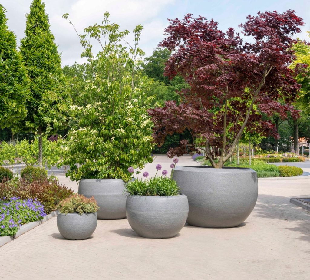 capi arc granite bloempotten in groene tuin