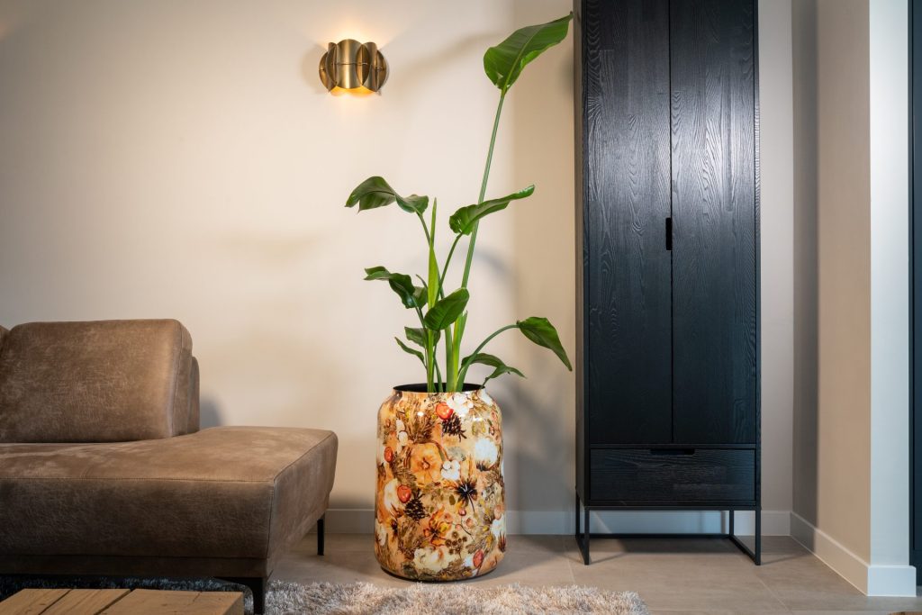 grote bloempot van lammy in een interieur als eyecatcher met een tropische plant erin