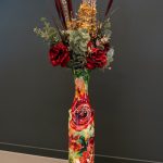 hoge vaas voor takken of hoge bloemen met een boeket erin